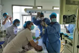 揪心！宁夏9个月大婴儿窒息，医生竟从气管中取出一团衣服标签图片
