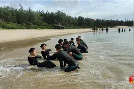 巾帼不让须眉！这是两栖侦察女兵班的士兵突击图片