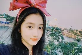 关晓彤北京环球影城plog曝光 蝴蝶结+小黄人帽可爱加持图片