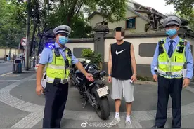 小伙为讨女友欢心 无证上路被查图片
