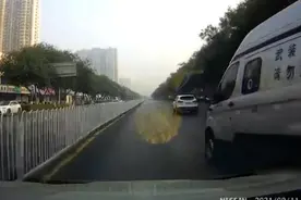 因未抢黄灯通行，河北一私家车被运钞车恶意别车三次视频封面