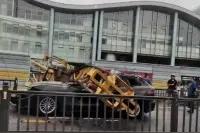 江苏昆山在建地铁现场混凝土喷机倾覆砸中私家车，车主正在抢救视频封面