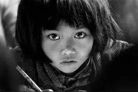 爱心传递！大眼睛女孩30年后捐助贫困学生图片