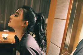 徐璐暗黑系少女写真氛围感拉满 高扎马尾辫勾勒优越侧脸图片