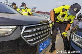 太刺眼！轿车加装强光灯被举报，聊城交警：罚款拆除收缴图片