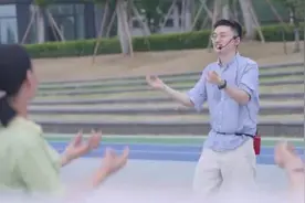 将健脑动作融入广场舞，90后医生带社区老人一起跳视频封面