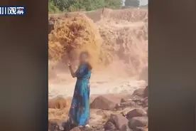 危险！游客河道旁拍照 身后激流汹涌图片