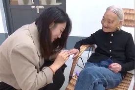 聊城97岁“最潮老奶奶”走红网络 喜欢吃雪糕爱涂红指甲图片