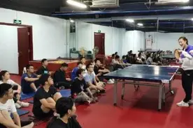 北大乒乓球课火了！助教原来是她图片