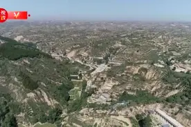 独家视频丨习近平走进田间地头 与陕北老乡拉家常视频封面