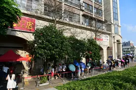 一年一度的长沙网红月饼巢娭毑“排队大赛”开始！执勤民警：我的手都晒黑了图片