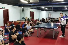 北大乒乓球课火了！助教原来是她图片