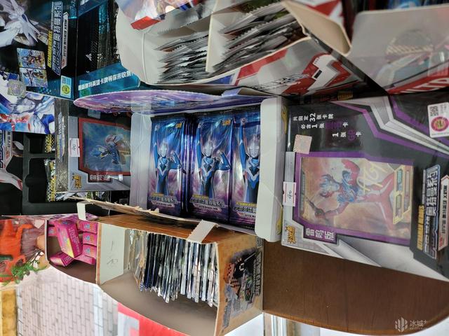 奥特曼卡成小男孩"卡片江湖”中的“硬通货”