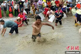 广西永福县农民体验传统农耕 以体验抓鱼抓鸭活动庆祝丰收节图片