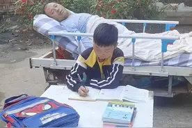十岁撑起半个家！男孩照顾瘫痪父亲6年，满墙奖状是家里“最漂亮的装修”图片