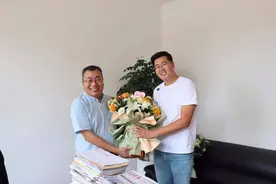 情系母校，薪火相传！牟平育英首位北大毕业生林小楠返校看望恩师图片