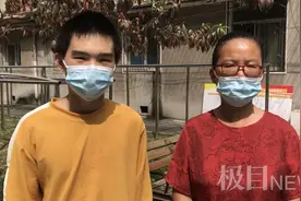 开学前一晚激动得睡不着，帮环卫妈妈扫街的大学生今天开学了图片