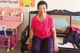 每一个夜晚，她都想着女儿的样子入睡图片