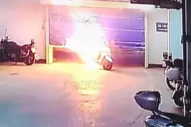 摩托车漏油起火，男子救火竟用嘴吹图片