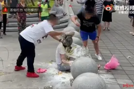 陋俗！成都一新郎被绑石墩遭亲友扔鸡蛋面粉，现场环卫工：对方给了红包图片