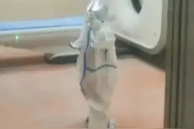 莆田核酸阳性小朋友独自接受检查！背着行李，很乖，看着就心疼…图片