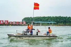 集结骨干力量“围剿”蓝藻 巢湖碧波重现图片