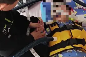 感人！7岁哥哥朝夕相伴绝症弟弟4年：“等你病好了，哥带你去上学”图片