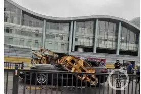 江苏在建地铁现场混凝土喷机倾覆砸中私家车，车主正在抢救图片