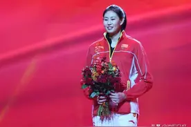 沈阳姑娘颜妮担任十四运辽宁代表团旗手图片