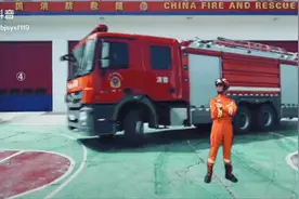 嘀嘀嘀嘟嘟嘟……危急时刻，消防员坐着小三轮就来了图片