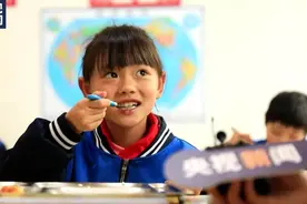 她舍不得吃学校午餐盘里的四只虾，一句“留给俺妈的”戳中人心，后续来了图片