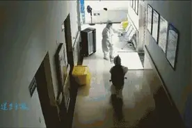 4岁萌娃穿防护服独自隔离检查，网友瞬间破防泪奔图片