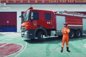 危急时刻，消防员坐着小三轮就来了图片
