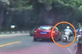 骑电动车男子砸掉小车后视镜后逃窜，扬州交警：将加强监管图片