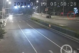 男子醉酒睡大街，裤兜里手机被摸走图片