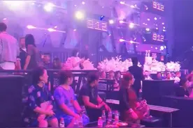 天津一对新人在酒吧举行婚礼，两人都是DJ，网友：老人终于可以在酒吧跳广场舞了图片