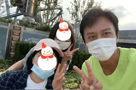 网友环球影城偶遇邓超 人群中“最亮眼”的存在图片