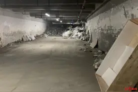 小区装修建渣乱堆放导致扬尘污染，物业清理后还优化了临时堆放点管理图片