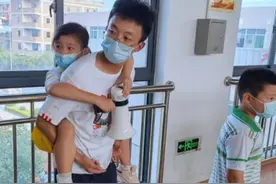 背着受伤学生做核酸检测 晋江五小这位男老师有点帅图片