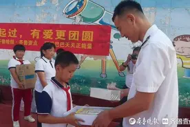 益起过中秋丨有爱公交司机休息时间献爱心，为孩子们送礼物图片