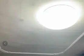 修漏这么难？上海一市民称家中现“雨带”横贯客厅，从“烟花”漏到“灿都”图片
