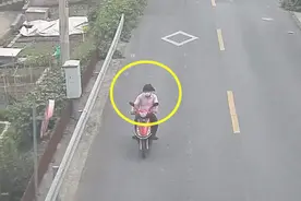 秃顶大叔偷走电动自行车后戴假发逃逸，结果聪明反被聪明误……图片