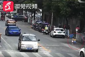 贵州两个幼童竟在车流中“逛马路”，危急时刻，交警冲了出去图片