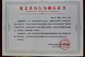 “外卖小哥”与保安发生冲突，从外卖箱里掏出尖刀行凶，关键时刻小吃店老板娘挺身而出图片
