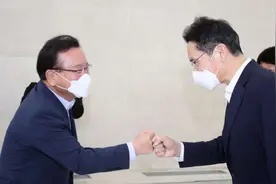 三星掌门假释后首次公开露面：提前到场迎接韩国总理 满面微笑图片