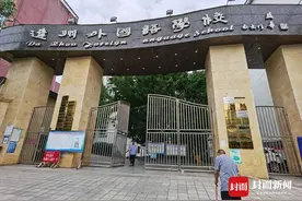 不让带牛奶进校园 四川渠县两学生校门口连喝奶11盒！涉事校长被约谈整改图片