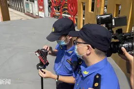 南京玄武城管联合专业机构，定期为户外广告设施“体检”图片