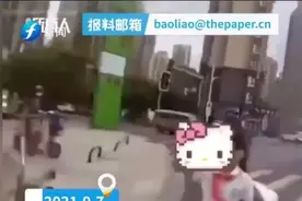 接了个寂寞！奶奶接孙女放学，带走了书包，孙女留在校门口……图片