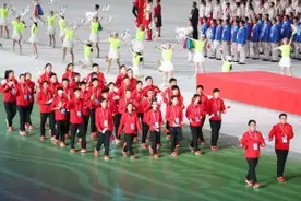 十四运开幕，江苏健儿张雨霏担任主场火炬手，邱健任江苏代表团旗手图片