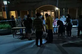 北京朝阳区十里堡一小区出现疑似病例，部分楼区封闭只进不出图片